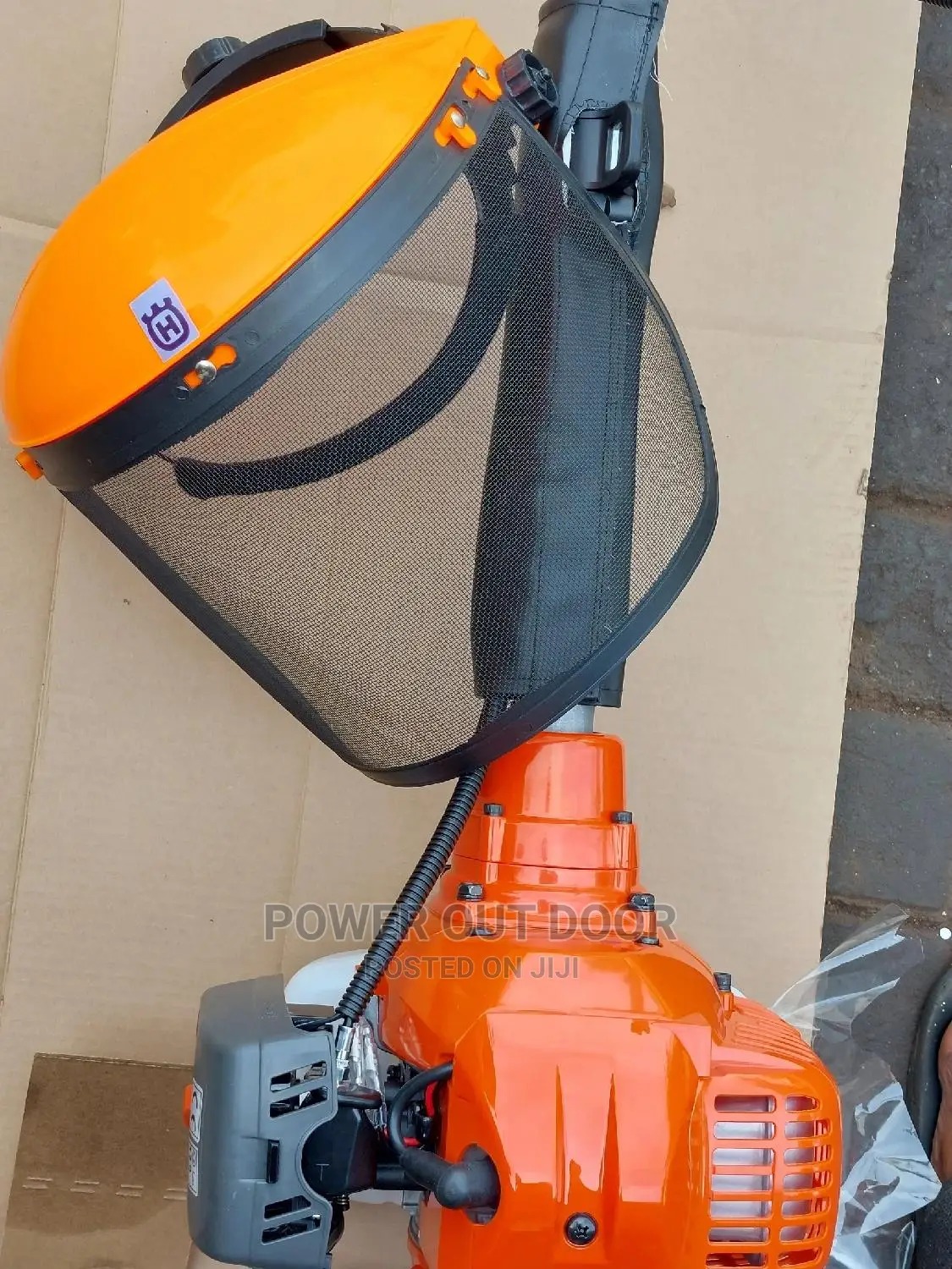 Husqvarnar 143r2 Trimmer/ Grass Cutter