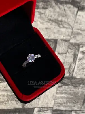 Engagement Rings Available With a Ring Box
