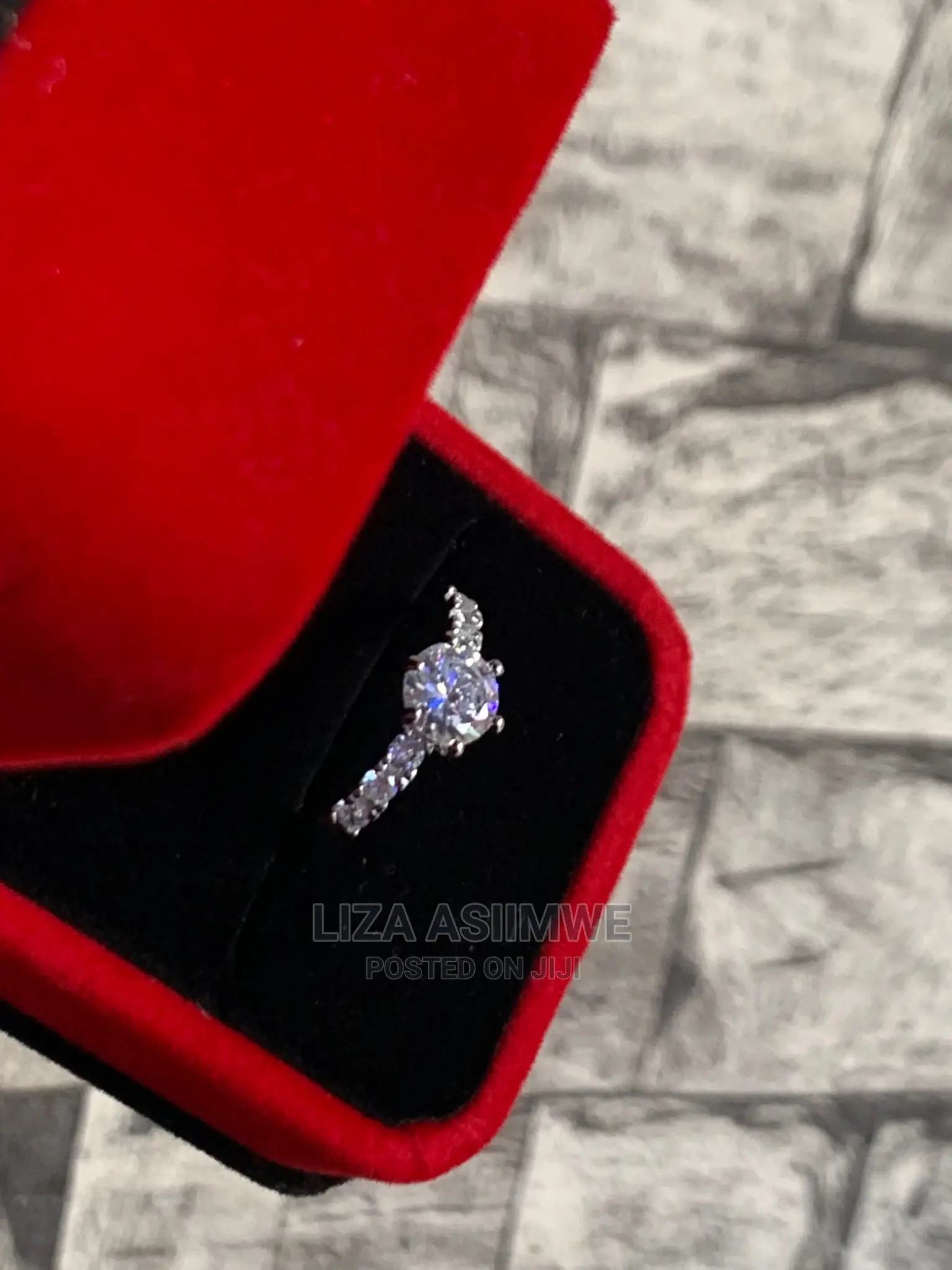 Engagement Rings Available With a Ring Box