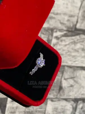 Engagement Rings Available With a Ring Box