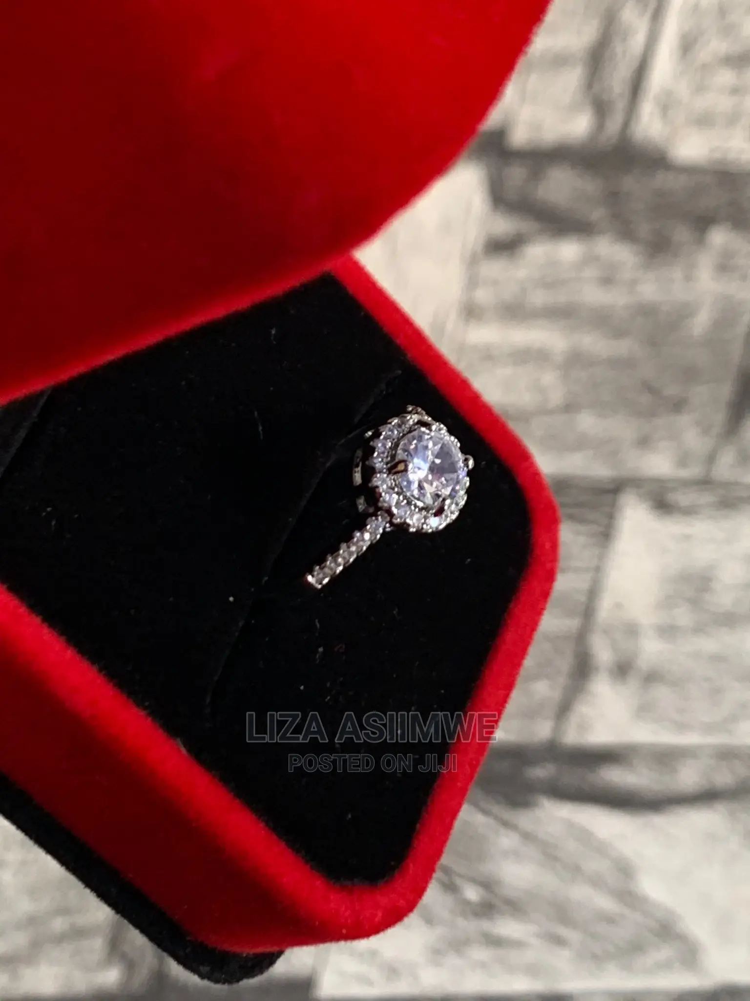 Engagement Rings Available With a Ring Box