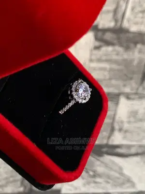 Engagement Rings Available With a Ring Box