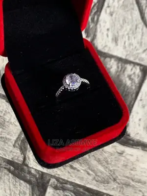 Engagement Rings Available With a Ring Box