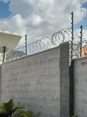 Electric Fencing System With Razor Wire 