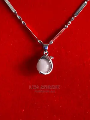 Simple and Classy Lady’S Necklaces Available