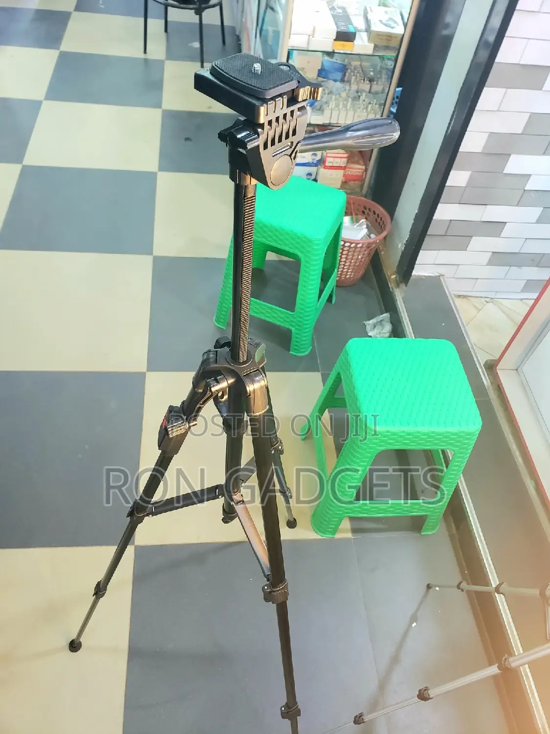 Camera Tripod With Remote (Candc 500)