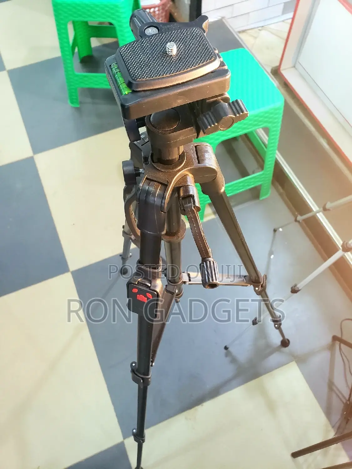 Camera Tripod With Remote (Candc 500)