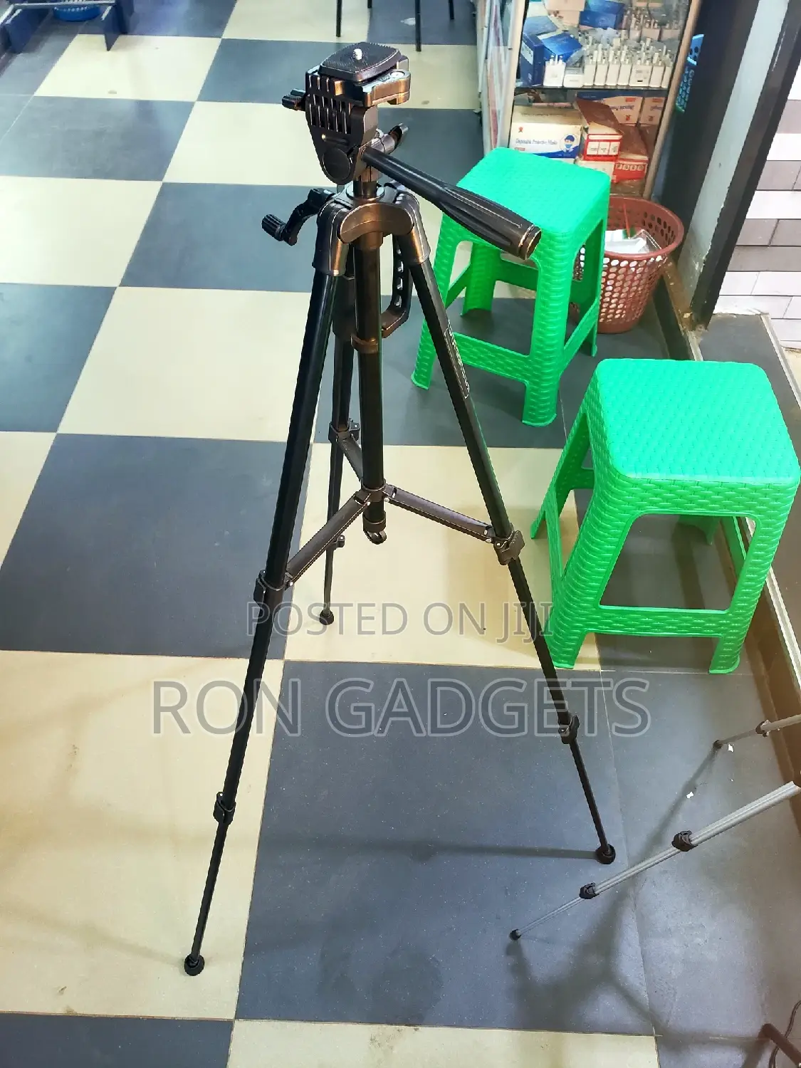 Camera Tripod With Remote (Candc 500)