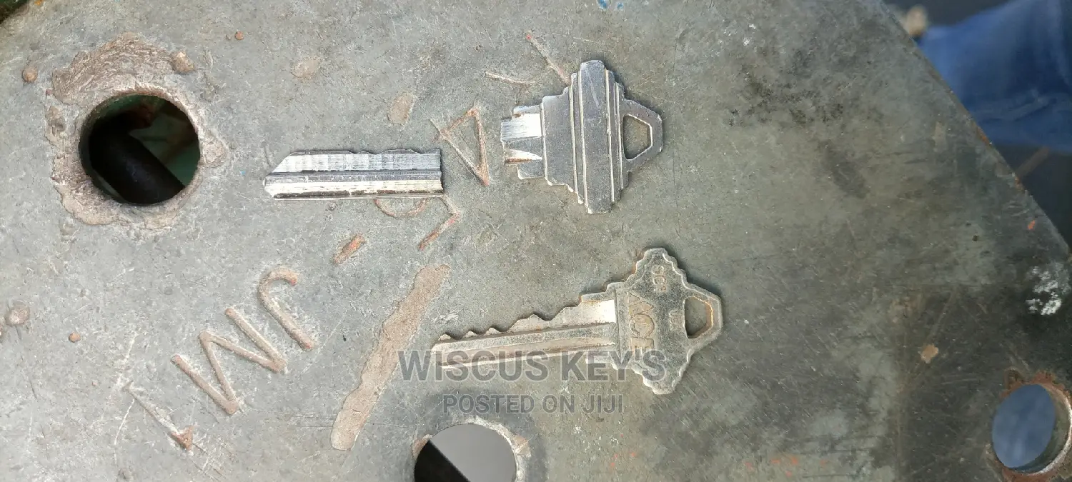 Lock Smith/Key Cutter