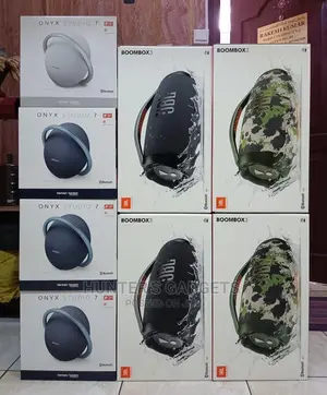 Jbl Boombox 3 at 1.9m Studio 8 Harman/Kardon at 1.1m