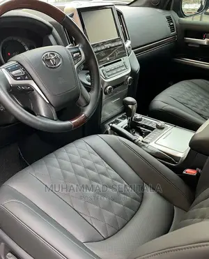 Land Cruiser V8 Interior Design