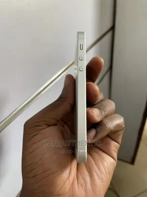 Apple iPhone SE 32 GB Silver