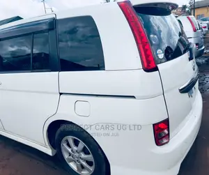 Toyota ISIS 1.8 Platana 2008 White