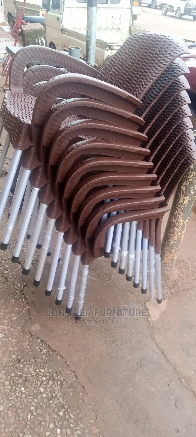 Plastic Restaurant Chairs .