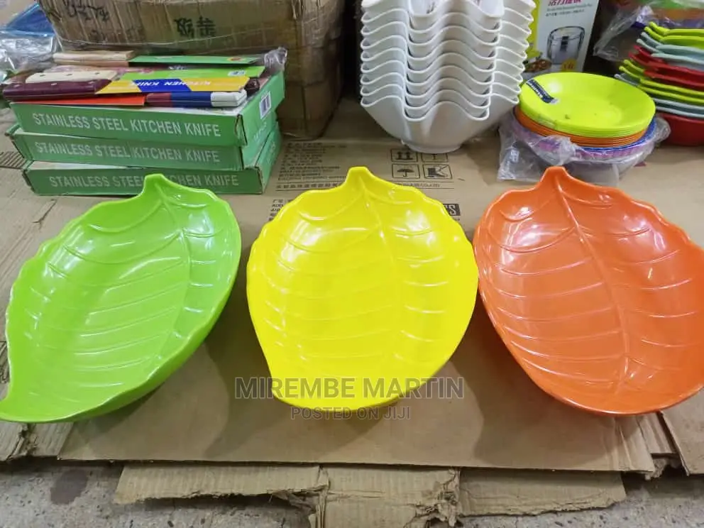 12 Pieces Plastic Plates
