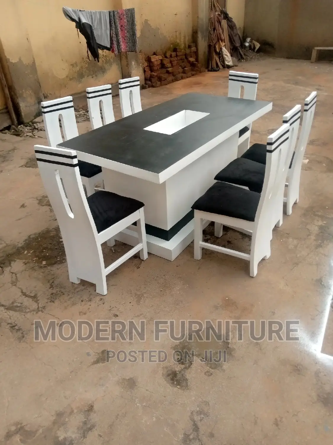 Dinning Table of 8seats Call On