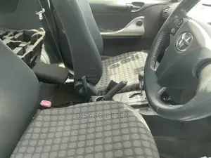 Toyota iQ 1.3 2010 Silver