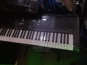 Keyboard PSR E373