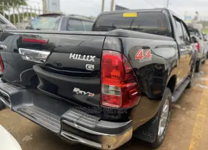 Toyota Hilux 2016 Black