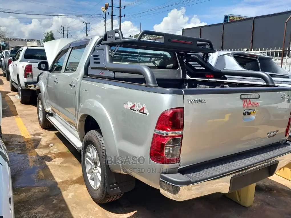 Toyota Hilux SR 4x4 2013 Silver
