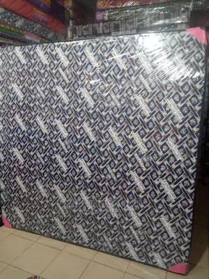 Mattress Sealed Cover.6x6x6inches .( White and Black)