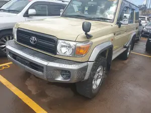 Toyota Land Cruiser 4.0 V6 DLX 2015 Yellow