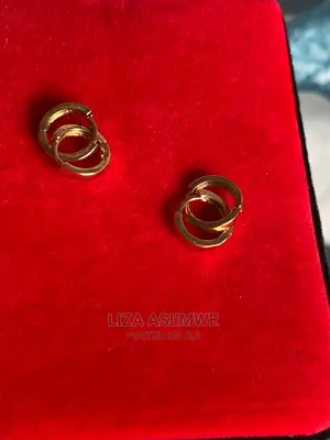 2 Pac Earpins Available