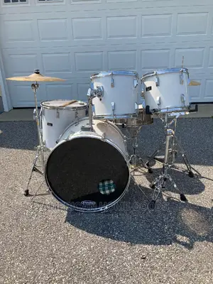 Pearl Full Drum Set With Cymbals and Hi-Hat and Stool.