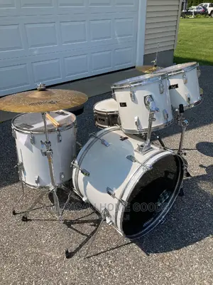 Pearl Full Drum Set With Cymbals and Hi-Hat and Stool.