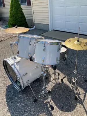 Pearl Full Drum Set With Cymbals and Hi-Hat and Stool.