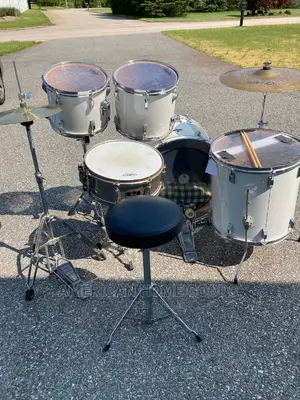 Pearl Full Drum Set With Cymbals and Hi-Hat and Stool.