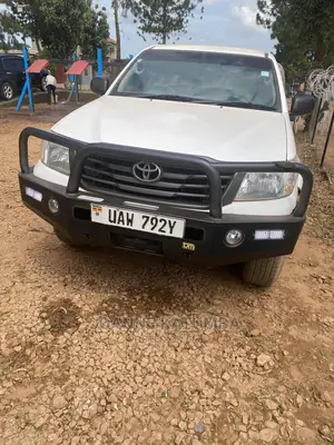 Toyota Hilux SR 4x4 2014 White