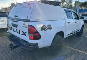Toyota Hilux SR 4x4 2016 White