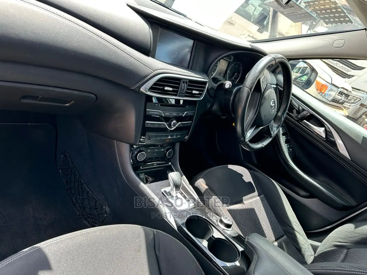 Infiniti Q30 2017 White