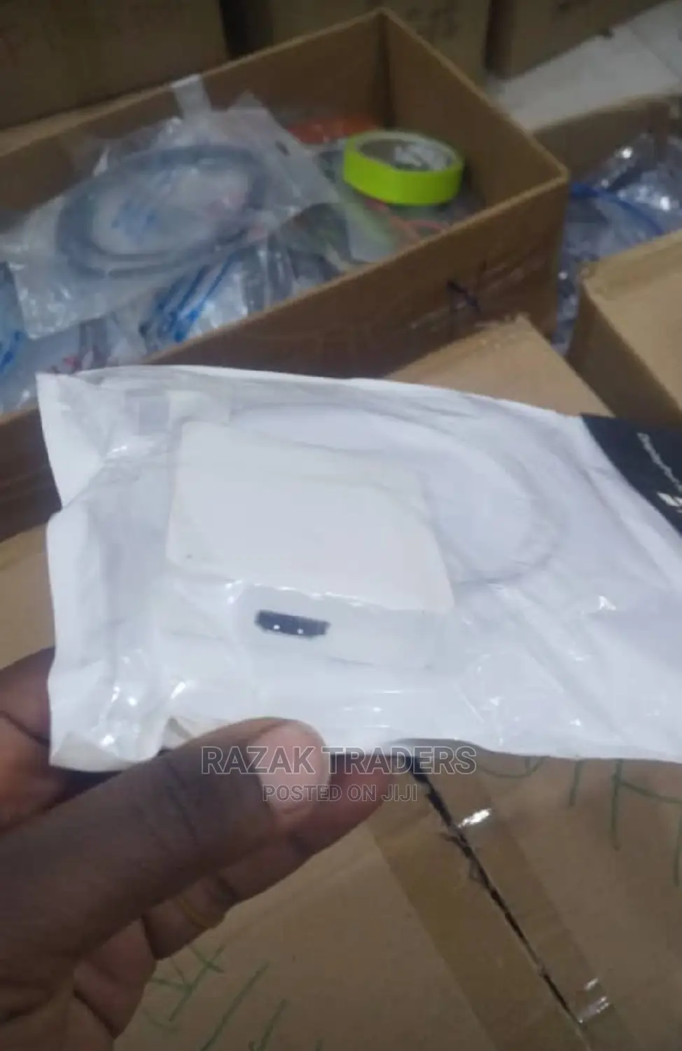 3 in 1 Mini Display Port(Thunderbolt) to HDMI/VGA/DVI.