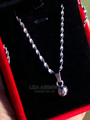Simple and Elegant Lady’S Necklaces Available With the Box