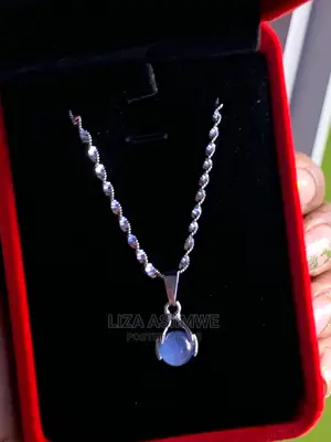 Simple Lady’S Necklaces Available With Its Box