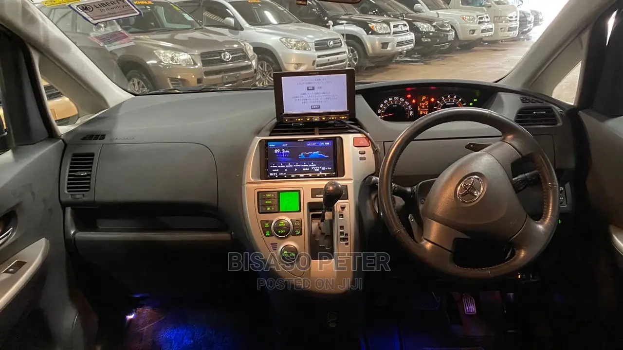 Toyota Ractis 1.5 AWD 2008 Silver