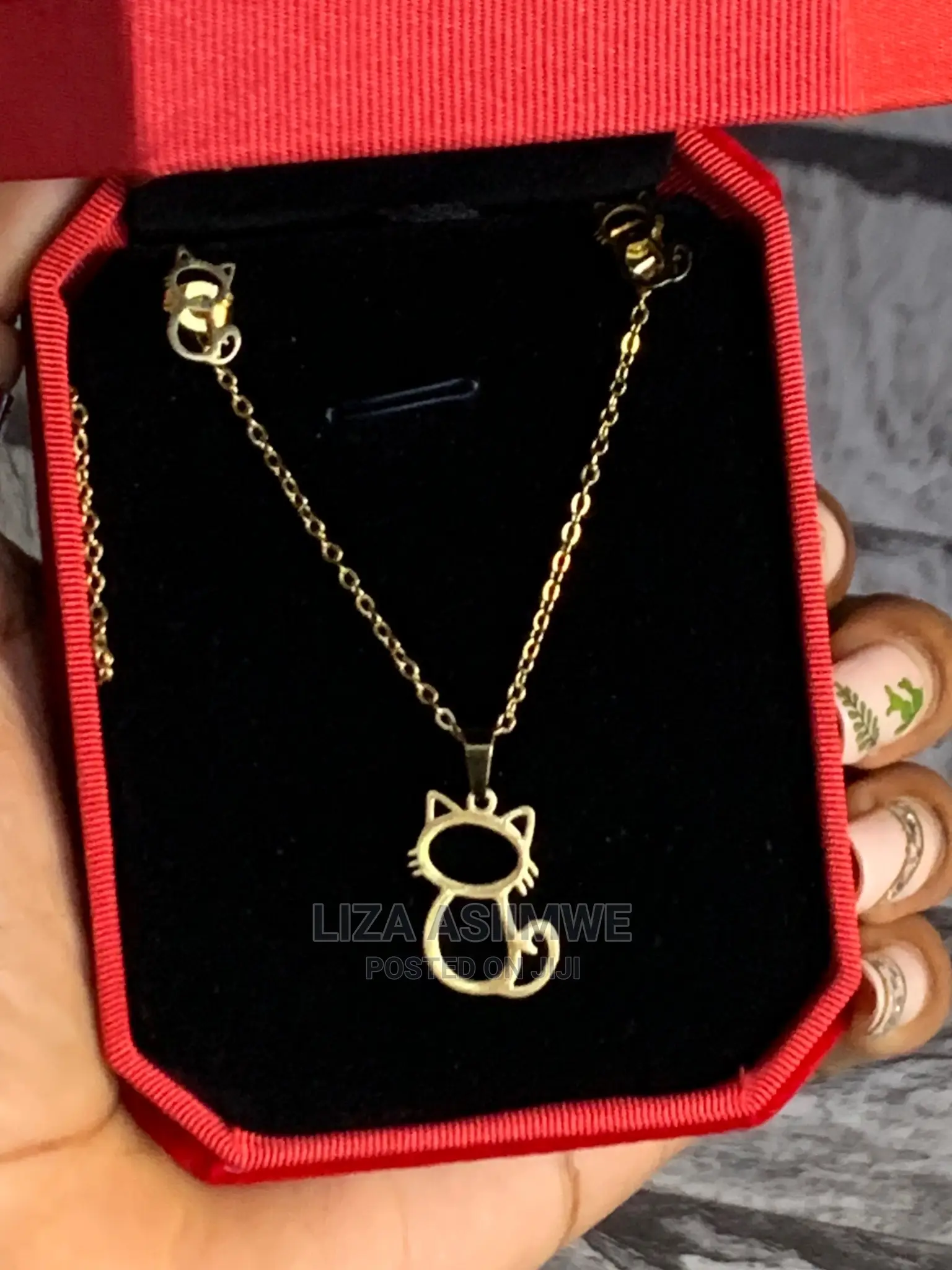 Simple Lady’S Necklaces Available