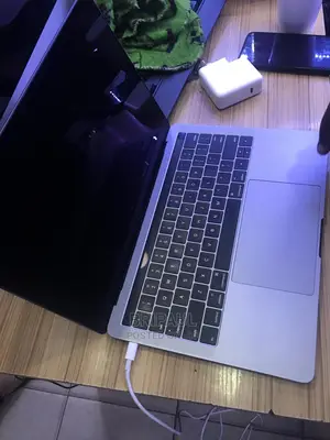 New Laptop Apple MacBook Pro 2019 8GB Intel Core I5 SSD 256GB