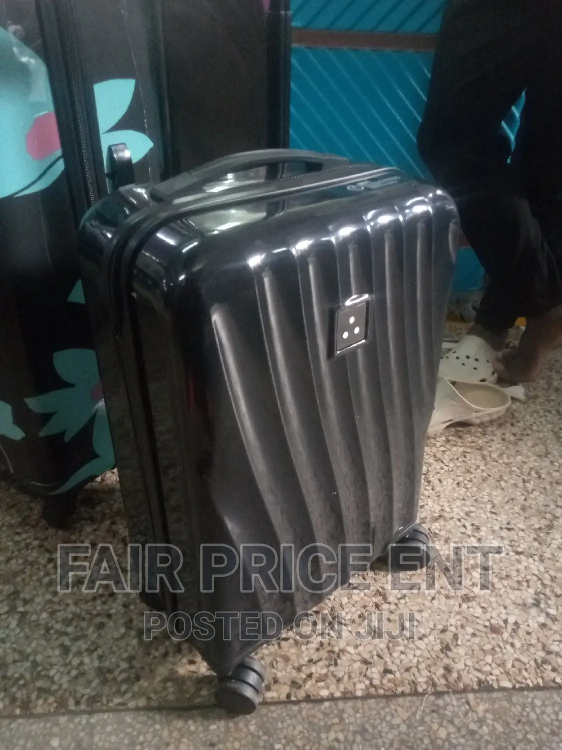 Classy Plastic Traveling Suitcases.Medium.( Black)