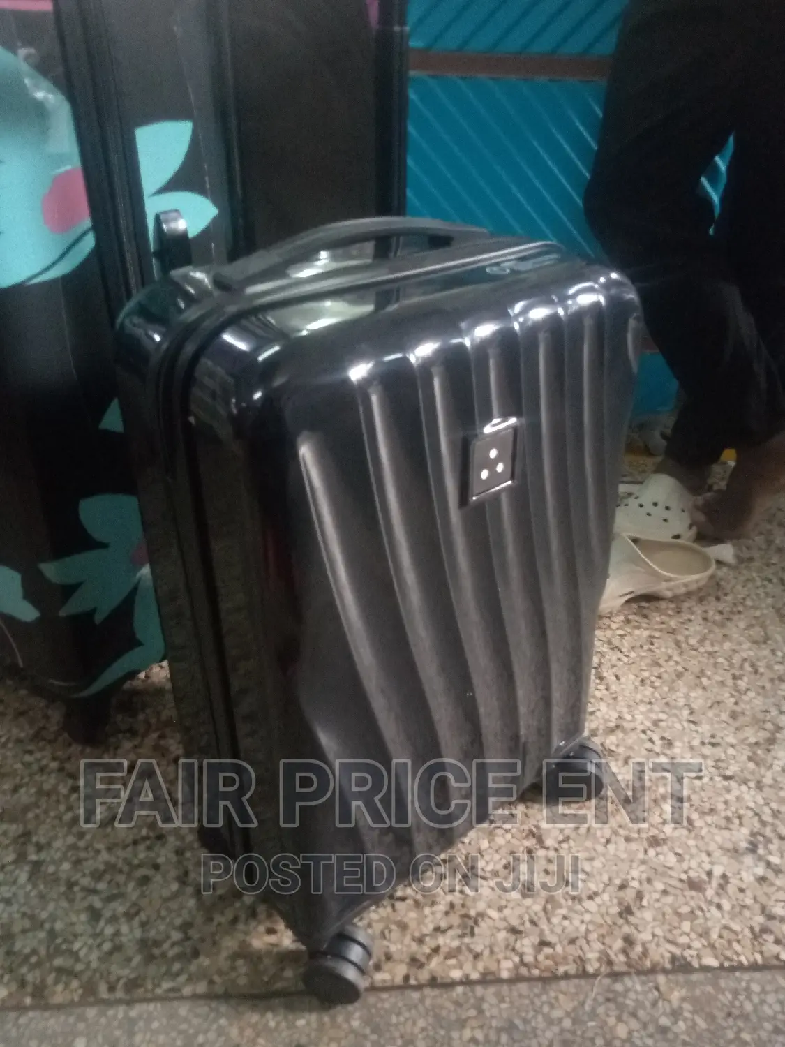Classy Plastic Traveling Suitcases.Medium.( Black)