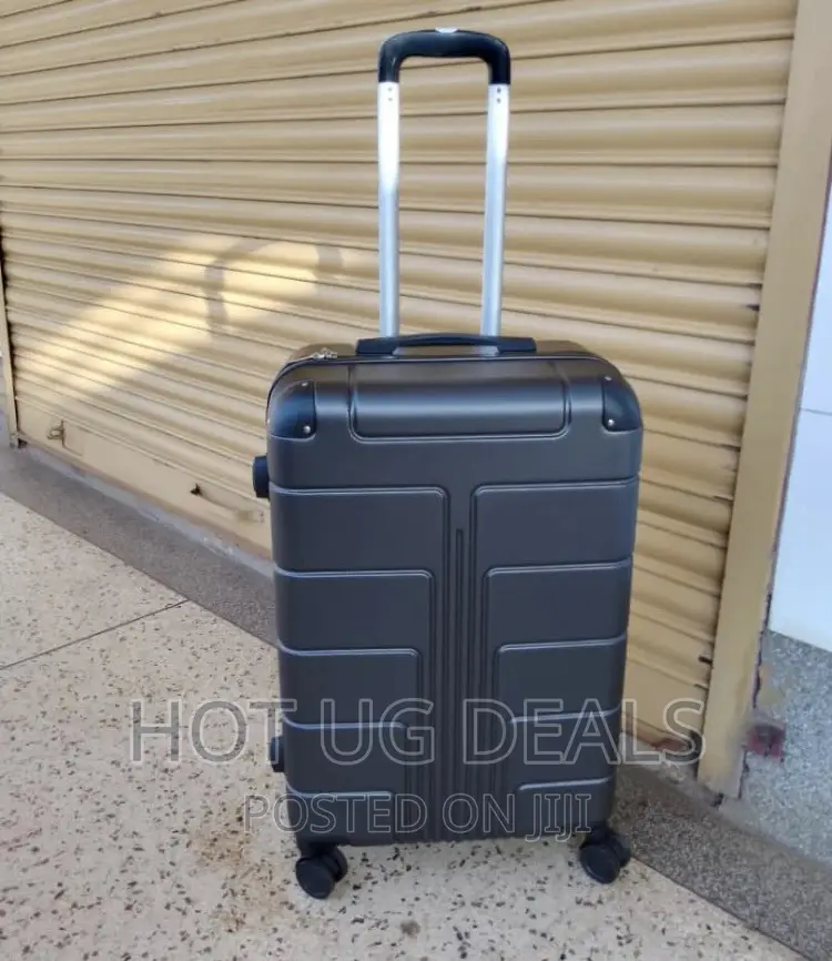 Medium Size 4-wheel Spinner Travel Suitcase Bag- Black