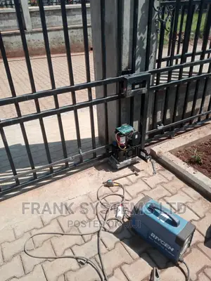 Metalic Sliding Gate, Transparent
