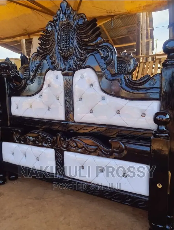 White Black 5*6 Leather Kingsize Bed