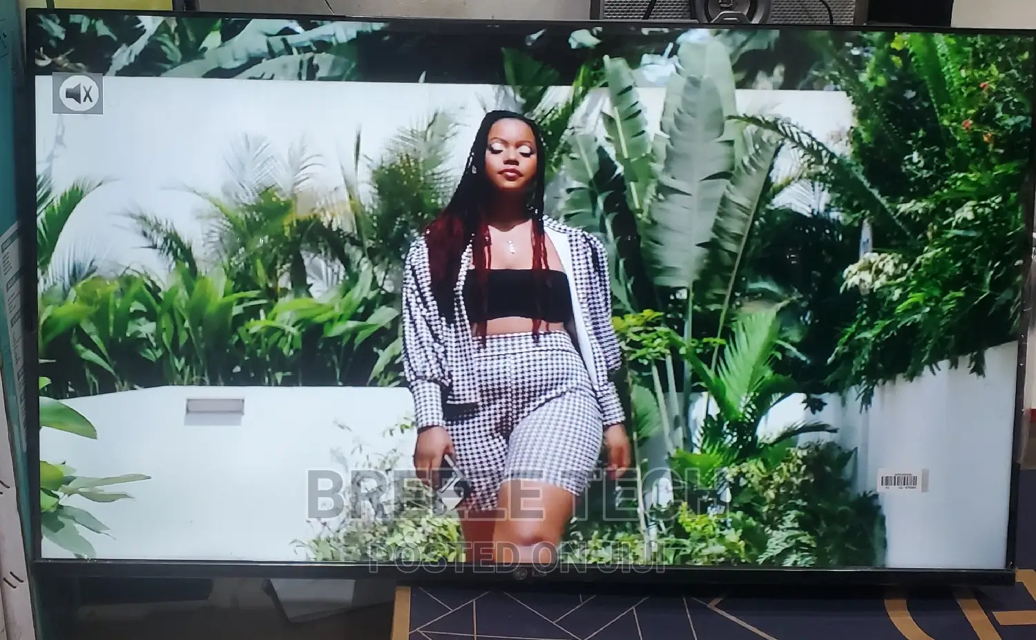 It's 42" Lg Tv Digital
