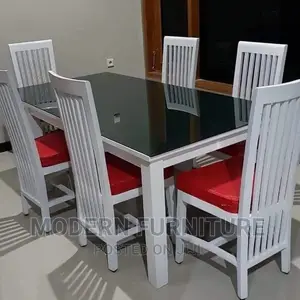 Dinning Table of 6 Seaters Call