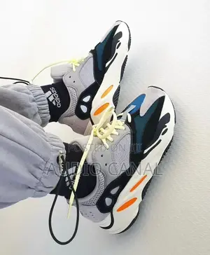 Asidas 700 Sneakers