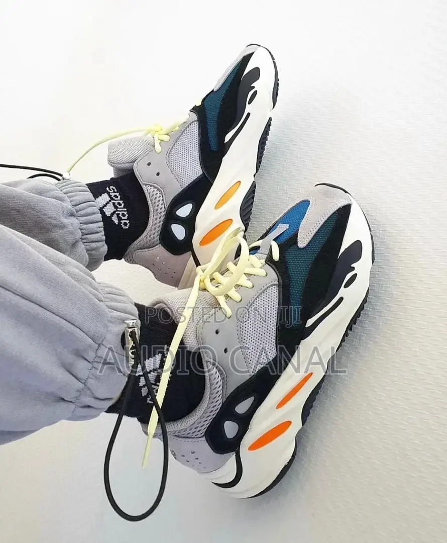 Asidas 700 Sneakers