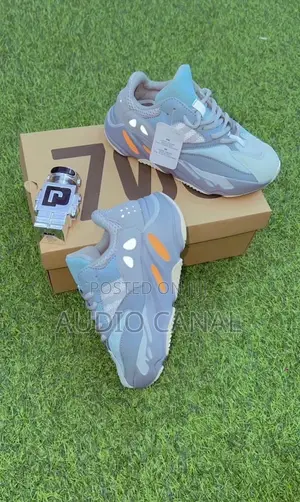Asidas 700 Sneakers